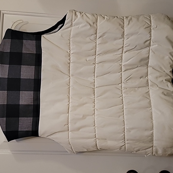 Gorgeous Ivory Black & Gray Quilted Vest - Picture 4 of 12